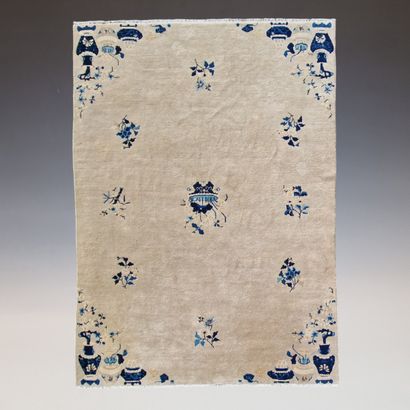 TAPIS - Chine XXème Siècle - en laine à fond...