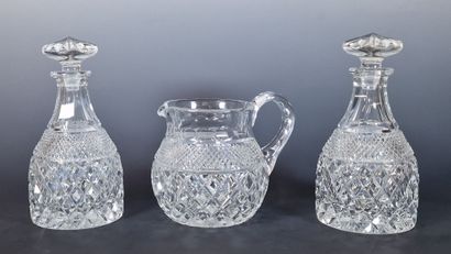 PAIRE DE CARAFES ET LEUR BOUCHON ET UN BROC...