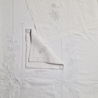 BELLE NAPPE RECTANGULAIRE ET SES 12 SERVIETTES...