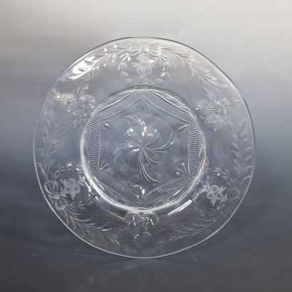 SUITE DE 6 ASSIETTES A DESSERT en cristal...