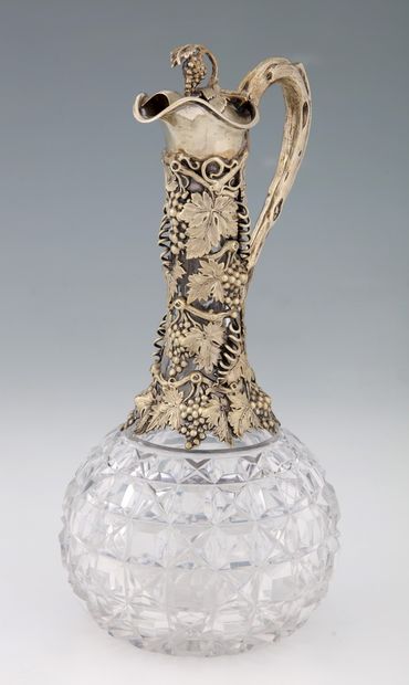 AIGUIERE en cristal blanc taillé à motif...