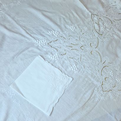 NAPPE RECTANGULAIRE ET SES 12 SERVIETTES...