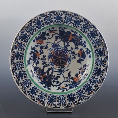 CHINA XVIIIth CENTURY - Enameled porcelain...