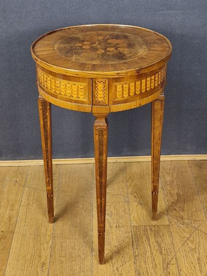 GUERIDON - Italy Circa 1800 in native wood...