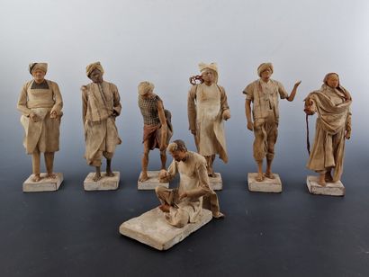 TRAVAIL ORIENTALISTE DU XXEME SIECLE 
7 STATUETTES...