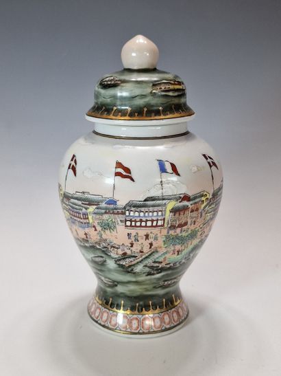 SMALL COVERED POT - China, 20th Century in...