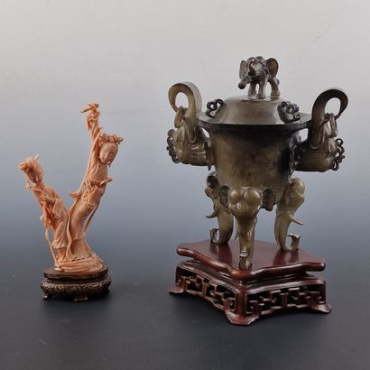 CHINA XXEME SIECLE - Pink coral GROUP with...