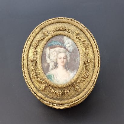 COFFRET A BIJOUX OVALE de Style Louis XVI...