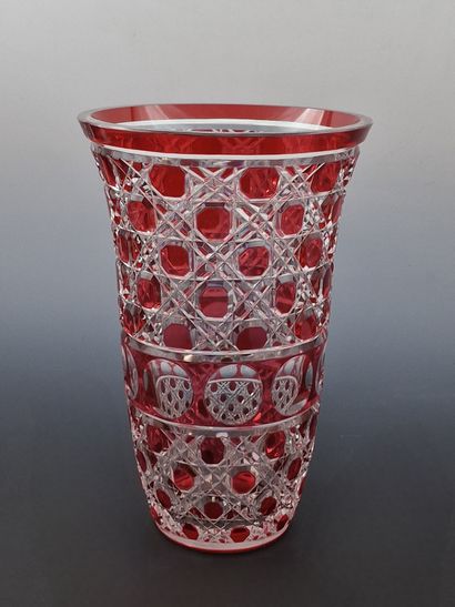 Cornet VASE Circa 1960 in ruby and white...