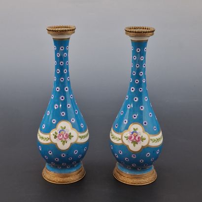 LIMOGES - PAIRE DE PETITS VASES SOLIFLORES...