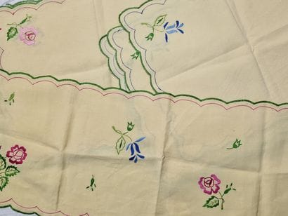 SUITE D'1 CHEMIN DE TABLE ET DE 8 SETS DE...