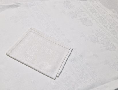 NAPPE RECTANGULAIRE ET SES 12 SERVIETTES...