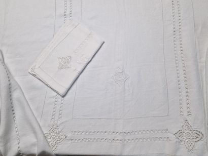 GRANDE NAPPE RECTANGULAIRE ET SES 18 SERVIETTES...
