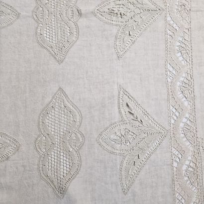 BELLE NAPPE RECTANGULAIRE A BORD FESTONNE...
