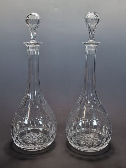 PAIRE DE CARAFES ET LEUR BOUCHON en cristal...