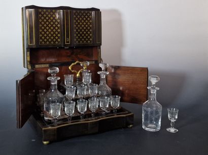 CAVE A LIQUEUR à façade mouvementée d'Epoque1860-1880...