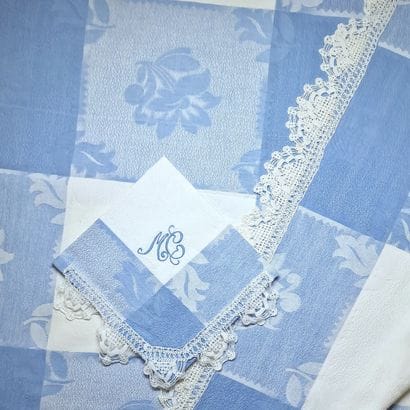 NAPPE RECTANGULAIRE ET SES 12 SERVIETTES...