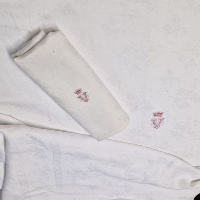 TRES GRANDE NAPPE RECTANGULAIRE ET SES 7...