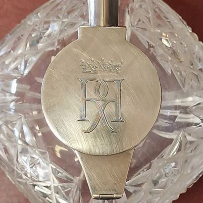 PAIRE D'AIGUIERES à panse carrée en cristal...