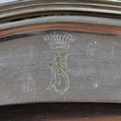 PLAT OVALE à bord mouvementé en argent 800...