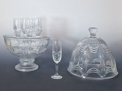 Ovoid champagne fountain on round base in...