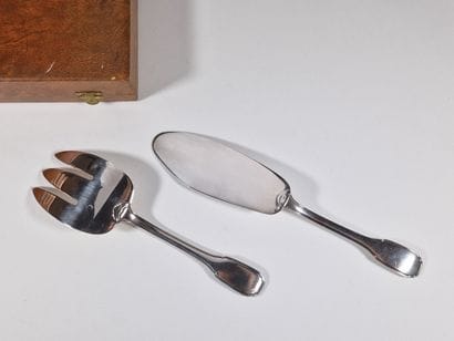 PAIR OF FISH-SERVING CUTLERY in silver-plated...