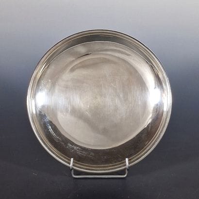 SUITE DE 3 ASSIETTES DE PRESENTATION en argent...