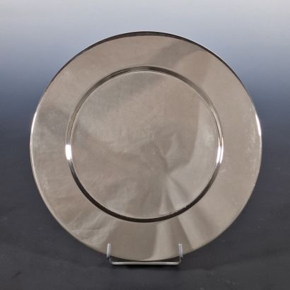 SUITE DE 7 ASSIETTES DE PRESENTATION en métal...