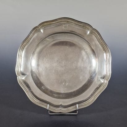 PLAT ROND à bord mouvementé en argent Minerve...
