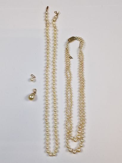 DEUX COLLIERS DE PERLES DE CULTURE d'Epoque...