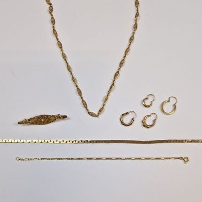 8 BIJOUX d'Epoque XXème Siècle en or rose...