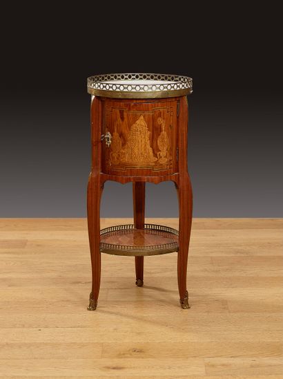 TABLE DE FORME TAMBOUR dite CHIFFONNIERE,...