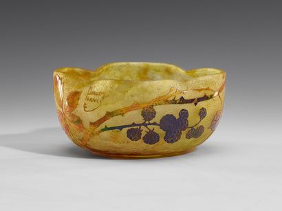 ETABLISSEMENT DAUM 
Mulberry CUP with pinched...