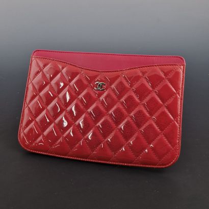CHANEL année 2014 - ETUI 23cm en cuir verni...