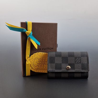 Louis VUITTON year 2010 - KEY HOLDER in graphite...