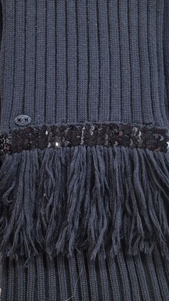 CHANEL - ECHARPE en maille cotelée noire...