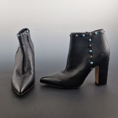VALENTINO - PAIRE D'ANKLE BOOTS en cuir grainé...