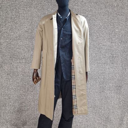 BURBERRY'S - Men's raincoat in beige gabardine.

Expert...