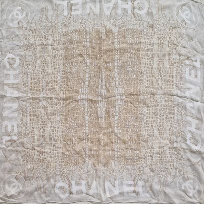 CHANEL - CARRE en mousseline beige imprimée...