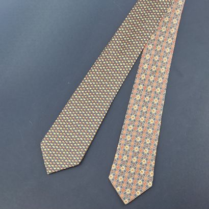 HERMES - 2 silk CRAVATES with printed motifs

Expert...