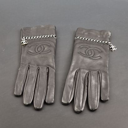CHANEL - PAIR OF GLOVES in black lambskin...