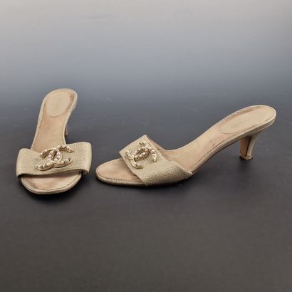 CHANEL - PAIRE DE MULES en cuir grainé métallisé...