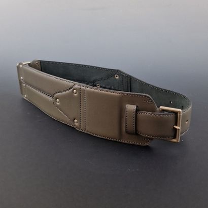 ALAIA - LARGE CEINTURE en veau gris. T.75....
