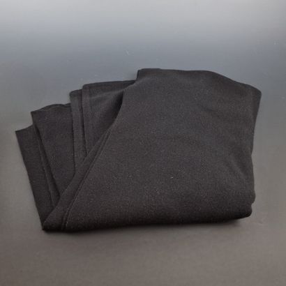 Nina RICCI -PONCHO in black cashmere.

Expert...