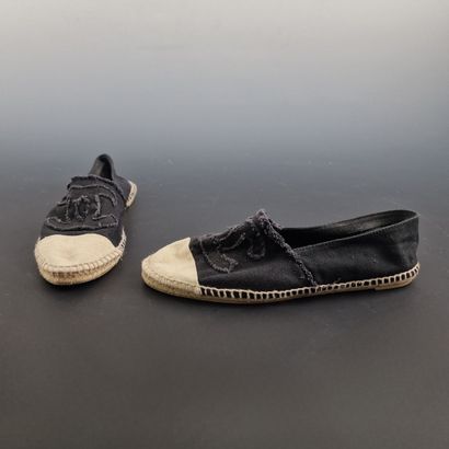 CHANEL - PAIRE D'ESPADRILLES en toile noir,...