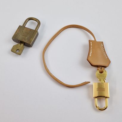 HERMES - LOT composé d'un CADENAS XL en laiton...