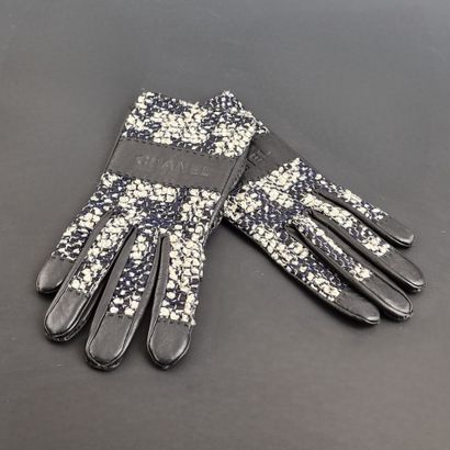 CHANEL - PAIR OF GLOVES in black lambskin...