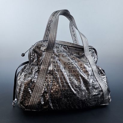 CHANEL Circa 2008 - SAC 48cm en enduit métallisé...