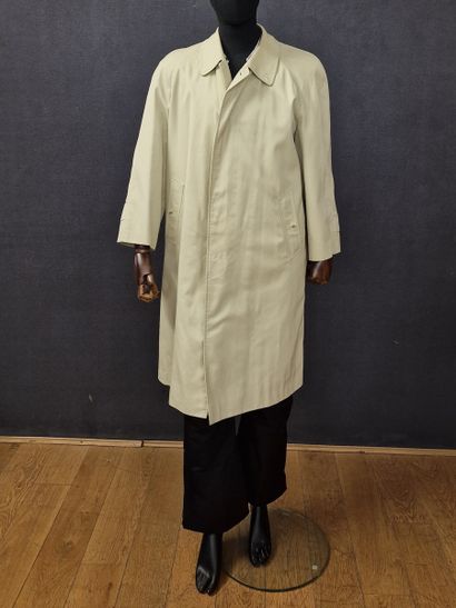 BURBERRY'S - Men's raincoat in twine gabardine....