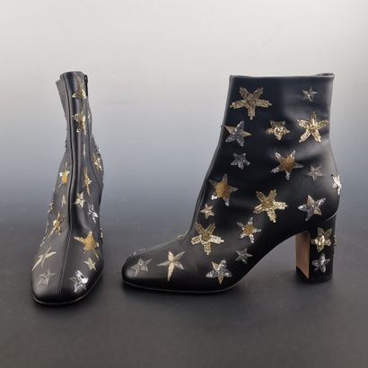 VALENTINO -PAIRE DE BOTTINES zippées en cuir...